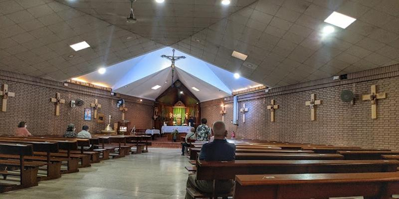 Óscar García Aguado administra este domingo el sacramento de la Confirmación en Santa Inés de Villaverde Alto