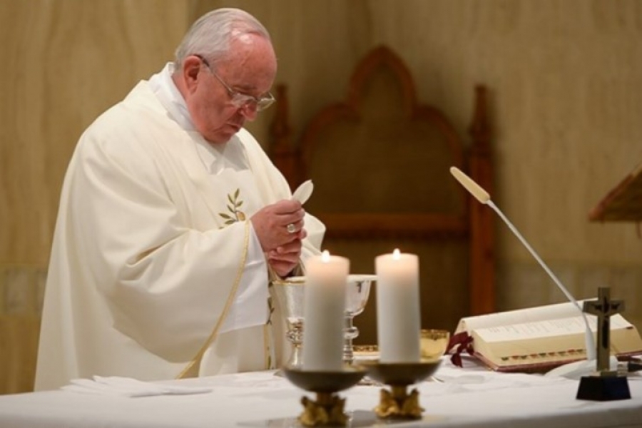El Papa en Santa Marta: 'El buen sacerdote sigue a Jes&uacute;s y no al poder'