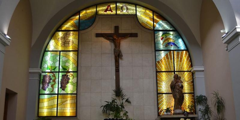 Óscar García Aguado administra este domingo el sacramento de la Confirmación en Cristo Rey de Usera