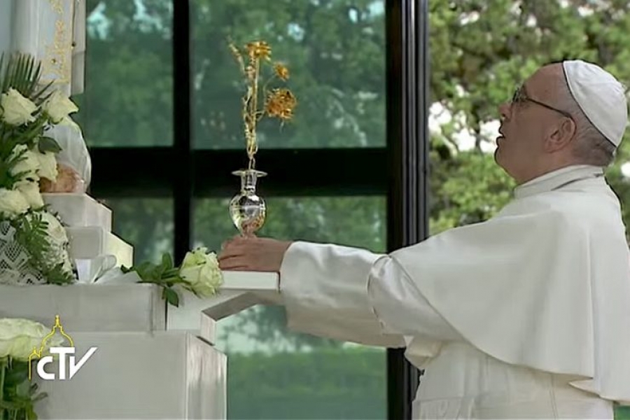 Francisco llega al Santuario y reza en la capilla de las apariciones