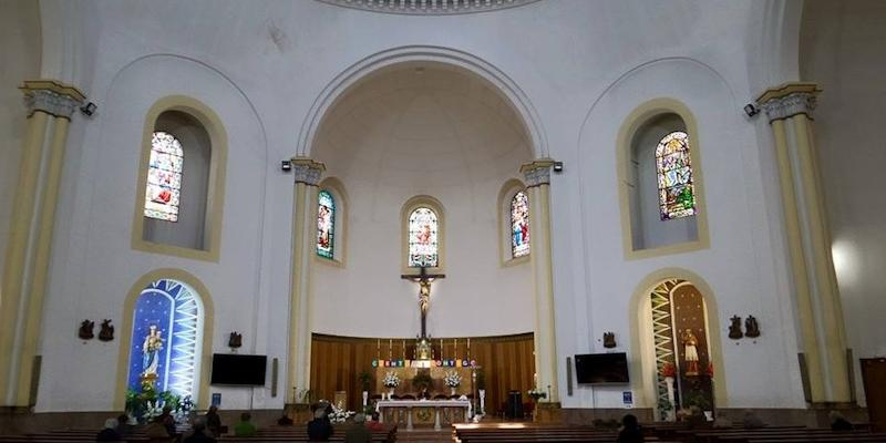 El vicario episcopal de la VIII administra el sacramento de la Confirmación a alumnos del colegio Salesianos Estrecho