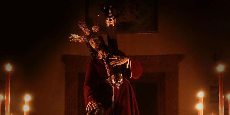 La Hermandad Sant&iacute;simo Cristo de las Tres Ca&iacute;das presenta su cartel procesional