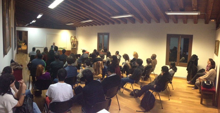 Intervención de monseñor Martínez Camino en ‘Busca la verdad mientras eres joven’ en las Calatravas