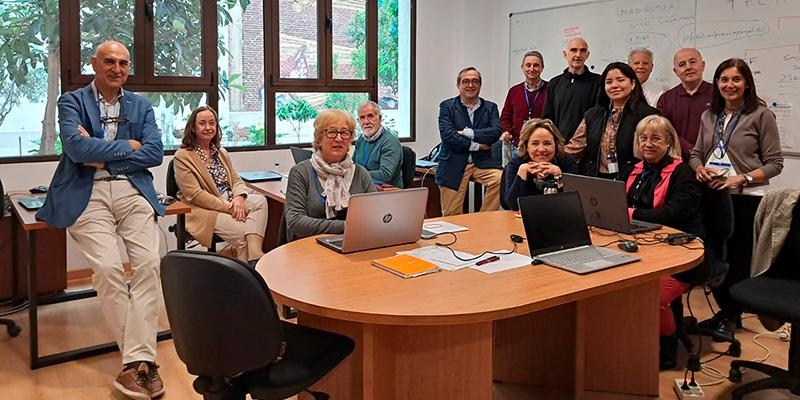 El obispo auxiliar Vicente Mart&iacute;n acompa&ntilde;a a los voluntarios de la visita del Papa en un retiro espiritual que abrir&aacute; las sesiones de formaci&oacute;n