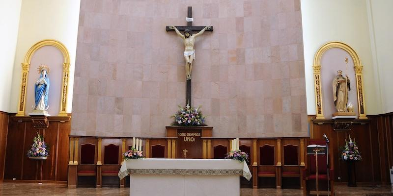 Juan Carlos Vera administra el sacramento de la Confirmaci&oacute;n a un grupo de adolescentes de San Lesmes Abad de Alcobendas