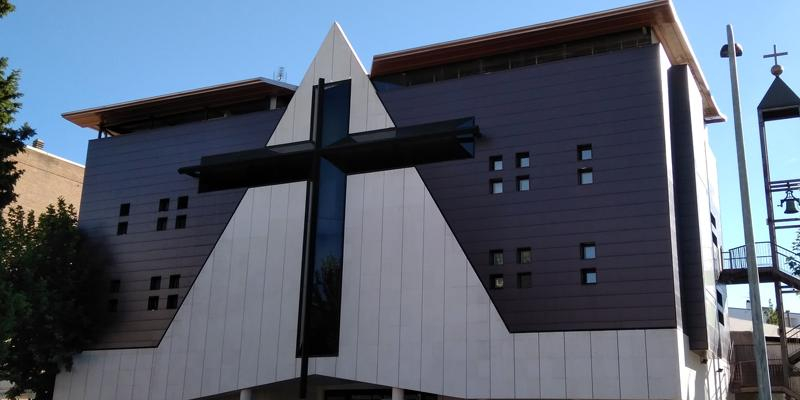 Juan Carlos Vera administra el sacramento de la Confirmaci&oacute;n en Nuestra Se&ntilde;ora de Valvanera de San Sebasti&aacute;n de los Reyes