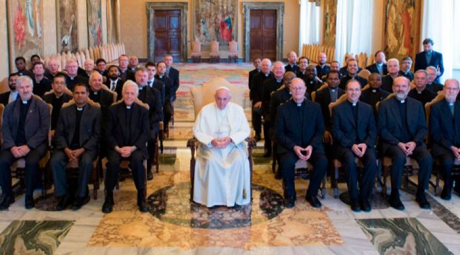 El Papa reitera a los sacerdotes de Sch&ouml;nstatt el lema de sus fundador: &ldquo;Estad con el o&iacute;do en el coraz&oacute;n de Dios y con la mano en el pulso del tiempo&rdquo;