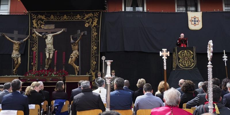 El cardenal Osoro predica el Sermón de las Siete Palabras en una abarrotada plaza Mayor de Valladolid