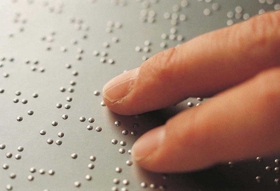Proclamaci&oacute;n de la Palabra en braille en la iglesia de San Ant&oacute;n