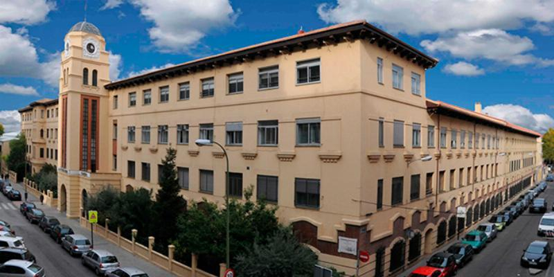 El padre &Aacute;ngel Camino administra el sacramento de la Confirmaci&oacute;n en el colegio Nuestra Se&ntilde;ora del Buen Consejo