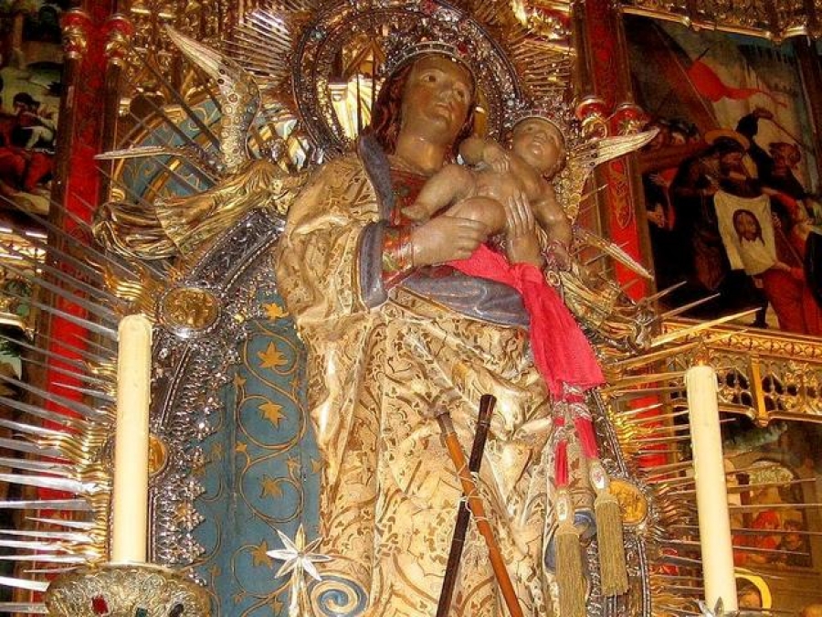 La Corte de Honor de Santa Mar&iacute;a la Real de la Almudena celebra su Misa mensual en la catedral