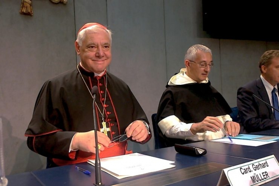 Cardenal Müller: la Iglesia acepta la cremación pero recomienda la sepultura