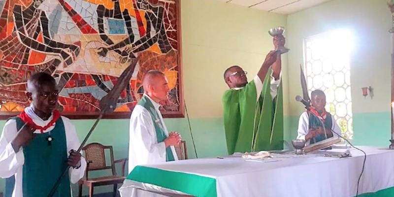 Foto de una Misa por el rito zairense en la misi&oacute;n MSC de R.D. del Congo