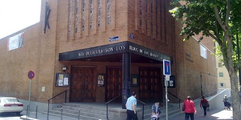 Juan Pedro Guti&eacute;rrez administra el sacramento de la Confirmaci&oacute;n en Nuestra Se&ntilde;ora de las Delicias