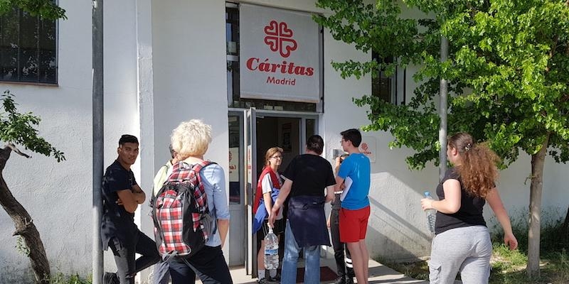 Juan Carlos Merino bendice los nuevos locales del centro de Cáritas Madrid en Cañada Real