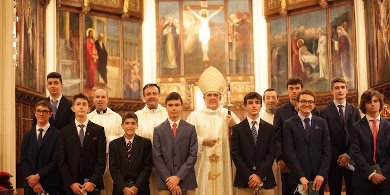 El cardenal Osoro con los alumnos confirmados en 2020