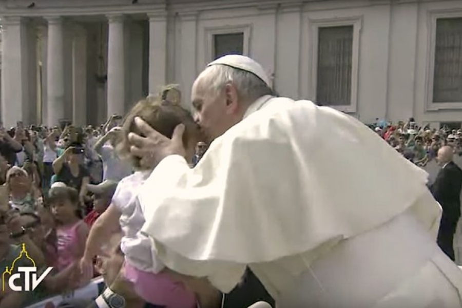 El Papa Francisco en la audiencia: 'Para cambiar el coraz&oacute;n de una persona, en primer lugar hay que abrazarla'