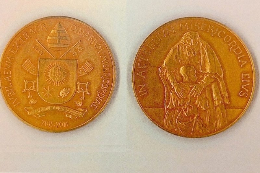 La medalla del Jubileo de la Misericordia: con el padre que recibe al hijo pr&oacute;digo