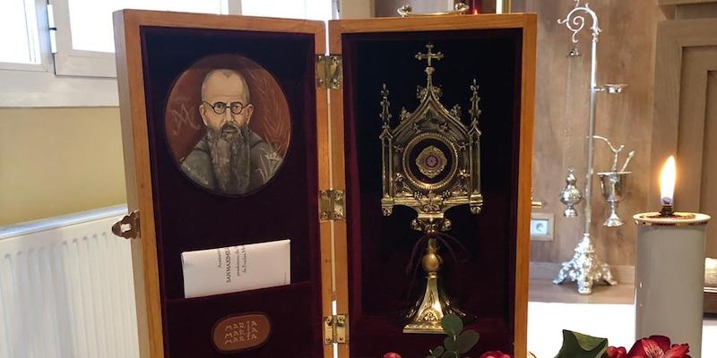 El colegio Edith Stein recibe la reliquia de san Maximiliano Kolbe