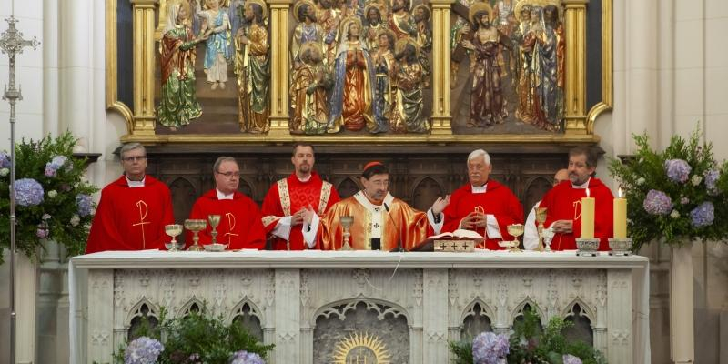 El cardenal José Cobo, en la inauguración del curso en Comillas: «La universidad debe encarnarse entre los pobres para ser ciencia de los que no tienen voz»