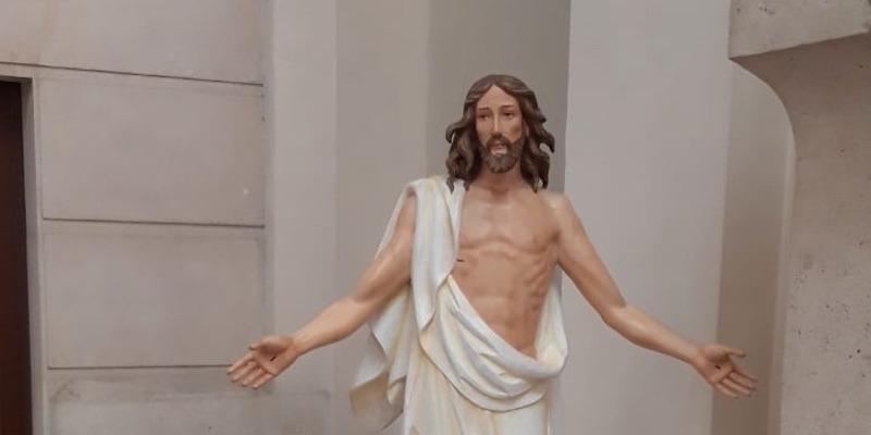 El cardenal Osoro bendice una imagen de Cristo Resucitado en la capilla del cementerio de la Almudena