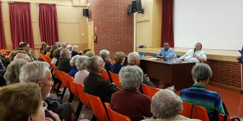 Juan Antonio Vives presenta la revista conmemorativa de las bodas de oro de Nuestra Madre del Dolor