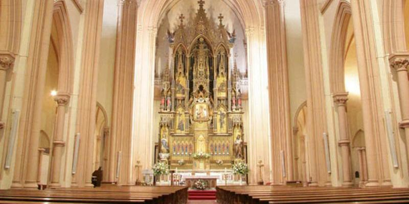 Juan Carlos Merino administra el sacramento de la Confirmaci&oacute;n a j&oacute;venes de Nuestra Se&ntilde;ora del Perpetuo Socorro