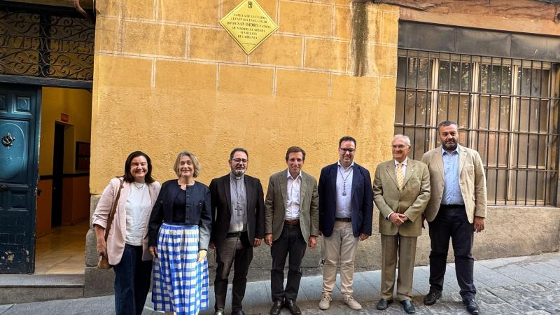 La nueva placa en la Capilla de la Cuadra de San Isidro homenajea al patrón de Madrid y a santa María de la Cabeza
