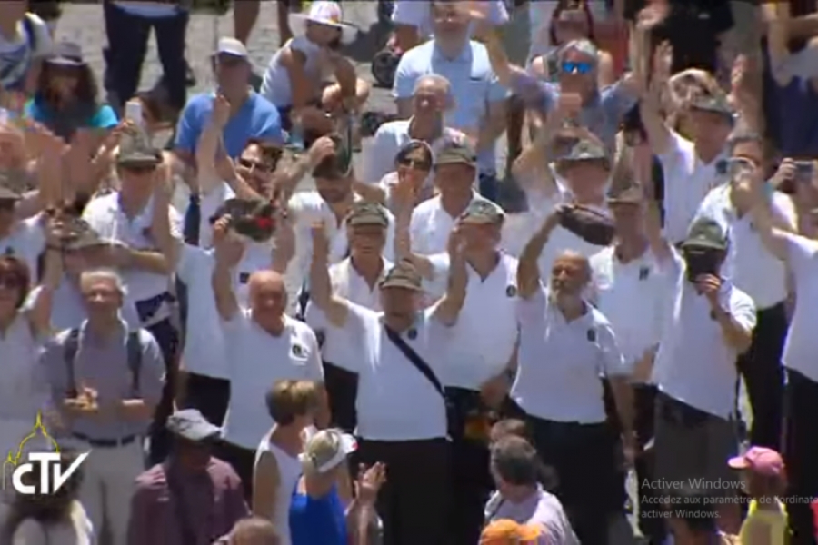 &Aacute;ngelus: el Papa Francisco saluda a una coral de Taiw&aacute;n y a polacos en bicicleta