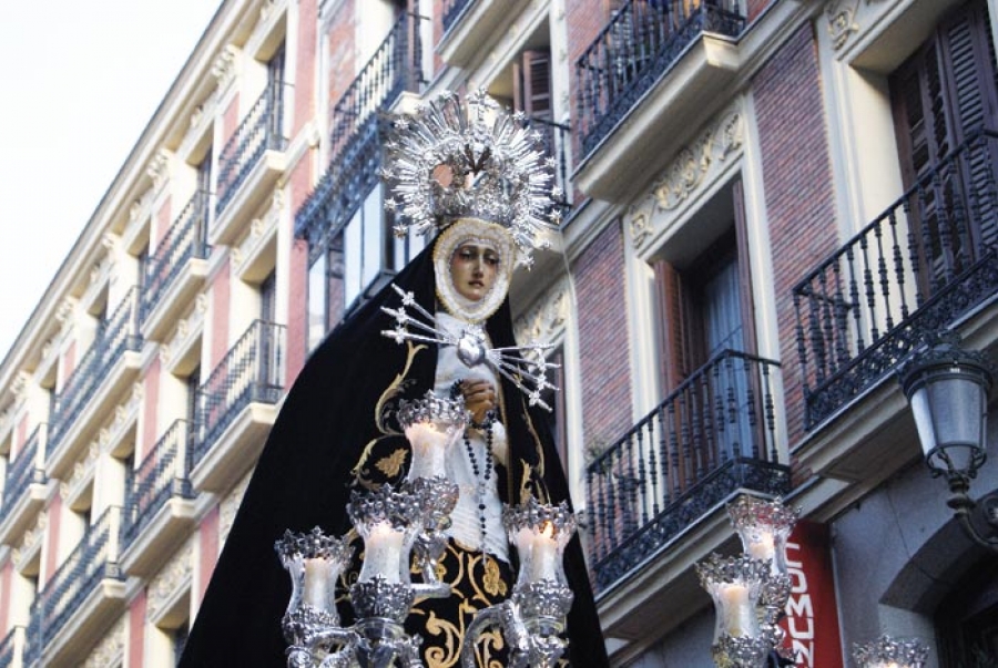 Salida procesional de Mar&iacute;a Sant&iacute;sima de los Siete Dolores en el Viernes Santo madrile&ntilde;o