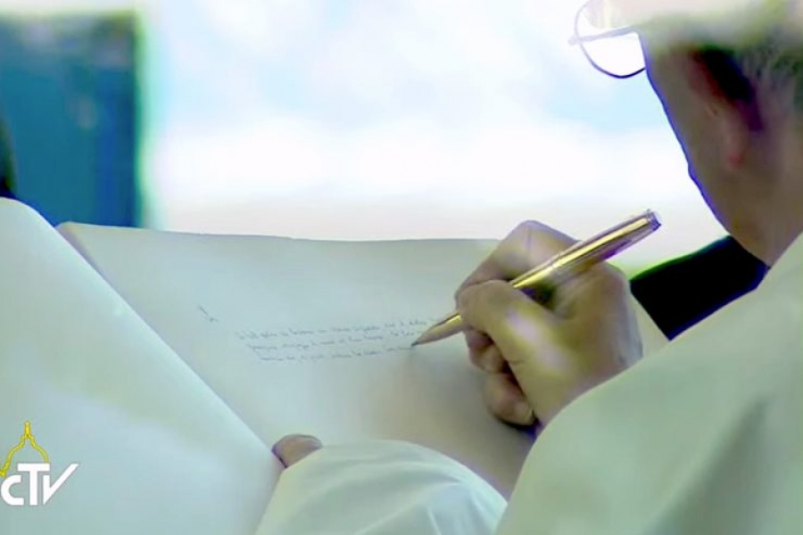 El Papa en el hospital pedi&aacute;trico Gaslini: &laquo;&iquest;Por qu&eacute; sufren los ni&ntilde;os?&raquo;