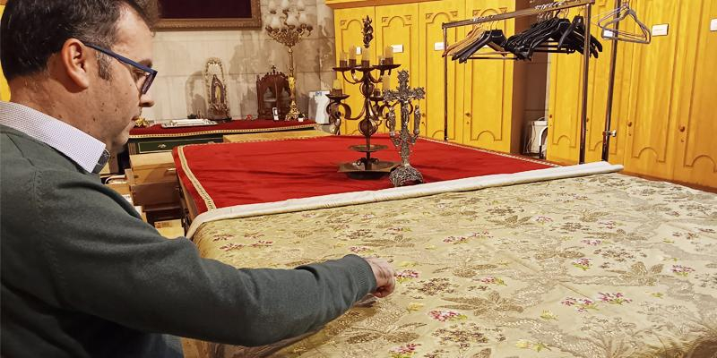 Así se pone guapa la Virgen de la Almudena, con manto verde esperanza, para recibir el cariño del pueblo de Madrid el día de su fiesta