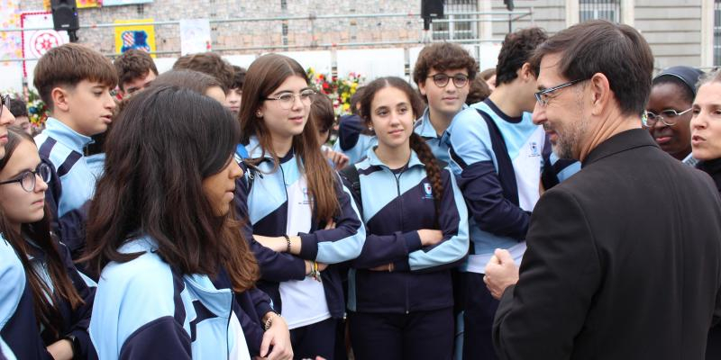 Los niños que ofrecen flores a la Almudena «nos enseñan a los adultos cómo rezar»