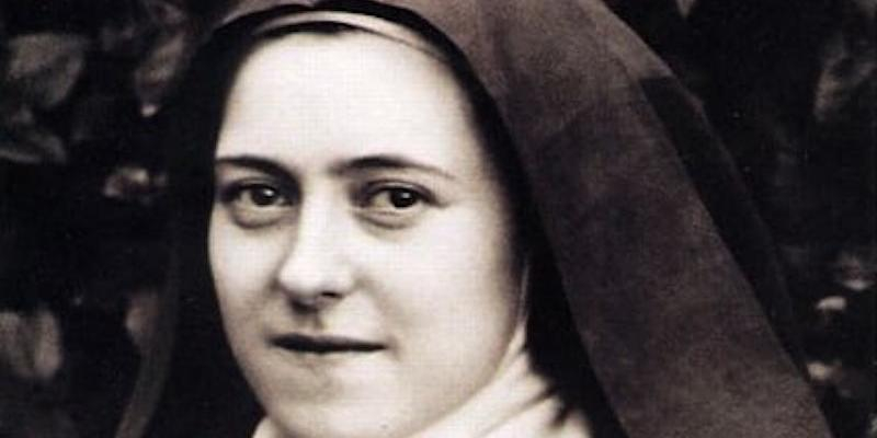 Santa Teresa y Santa Isabel imparte la bendici&oacute;n con una reliquia de santa Teresita en su festividad lit&uacute;rgica