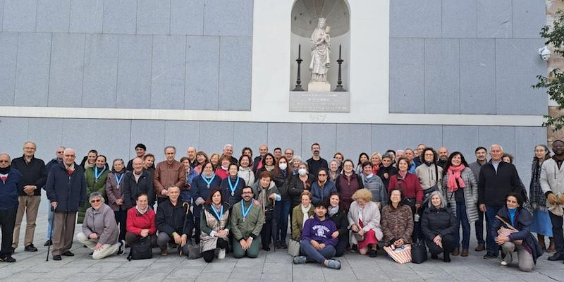 M&aacute;s de 70 personas participan en un rosario viviente a los pies de la Virgen de la Almudena en la Cuesta de la Vega