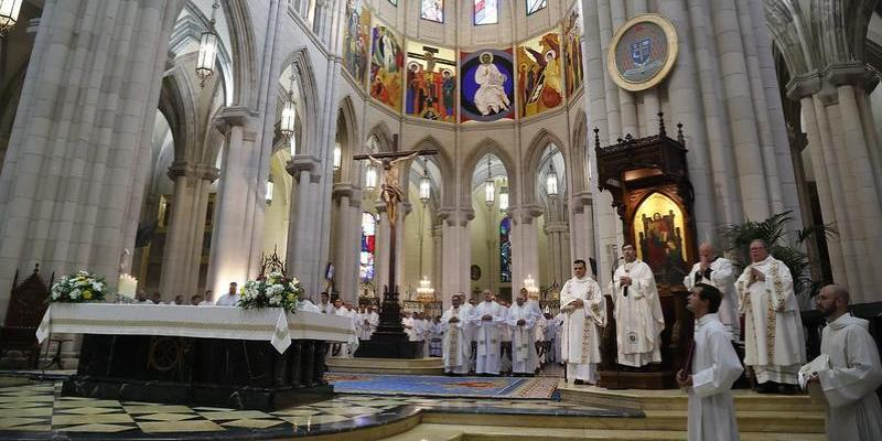El cardenal José Cobo preside en la catedral de la Almudena la Eucaristía de ordenación de 16 nuevos diáconos