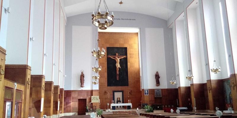 El padre Ángel Camino preside una Eucaristía en Santa María Micaela y San Enrique