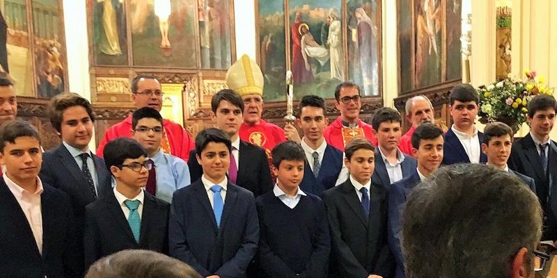 El cardenal imparte el sacramento de la Confirmaci&oacute;n a alumnos del Colegio Arzobispal
