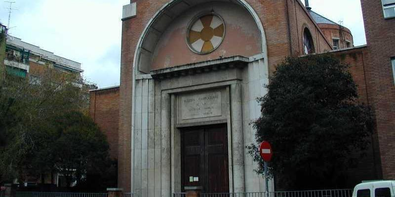 El vicario episcopal de la II administra el sacramento de la Confirmación en Sagrada Familia