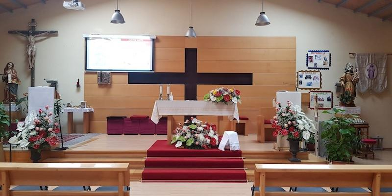 El vicario episcopal de la VIII administra el sacramento de la Confirmación en San José de Colmenar Viejo