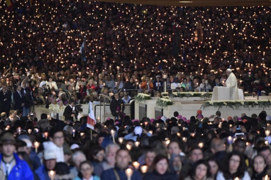 El Papa en la vigilia: 'Seamos con Mar&iacute;a signo de la misericordia de Dios'
