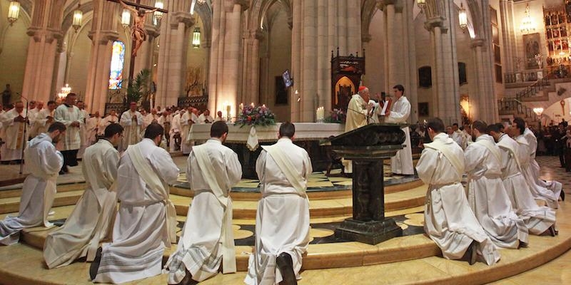 El cardenal Osoro ordena a 16 nuevos presb&iacute;teros este s&aacute;bado en la catedral de la Almudena