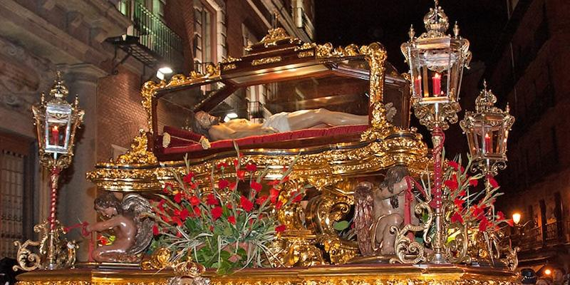 Santa Cruz de Atocha presenta las imágenes del Santo Entierro y María Santísima de los Siete Dolores durante el Triduo Pascual