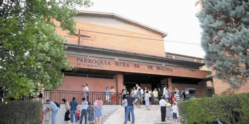 Un adulto recibe los sacramentos de la iniciación cristiana en Nuestra Señora de Begoña