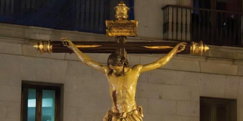 La hermandad de los Estudiantes celebra un vía crucis en el viernes de Dolores
