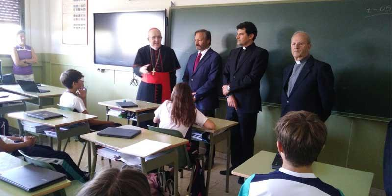 El arzobispo mantiene un intenso di&aacute;logo con ni&ntilde;os y j&oacute;venes