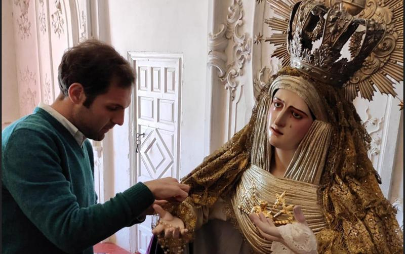 Pepe Hidalgo Jiménez, nuevo vestidor de María Santísima de las Angustias, titular mariana de la Hermandad de los Gitanos de Madrid: «Si la Virgen me llama, tengo que ir»