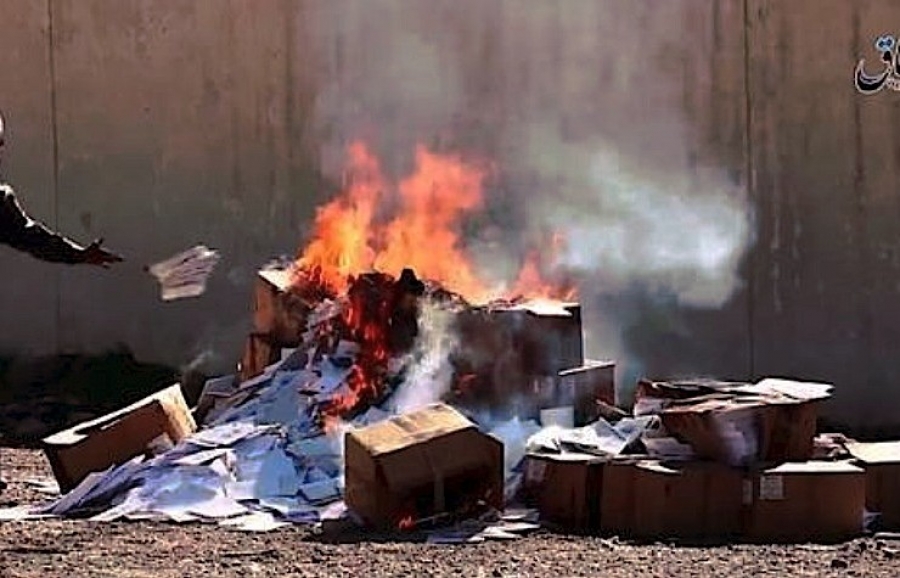 Irak: el Isis quema libros cristianos