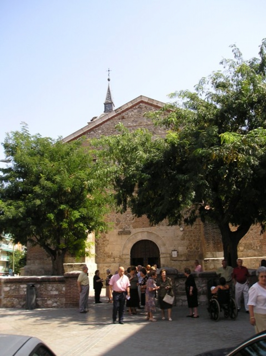 El vicario episcopal de la V imparte el sacramento de la Confirmaci&oacute;n en San Andr&eacute;s de Villaverde