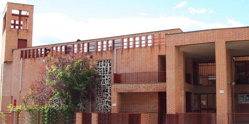 Juan Carlos Vera administra el sacramento de la Confirmaci&oacute;n en Nuestra Se&ntilde;ora de la Vid de San Sebasti&aacute;n de los Reyes
